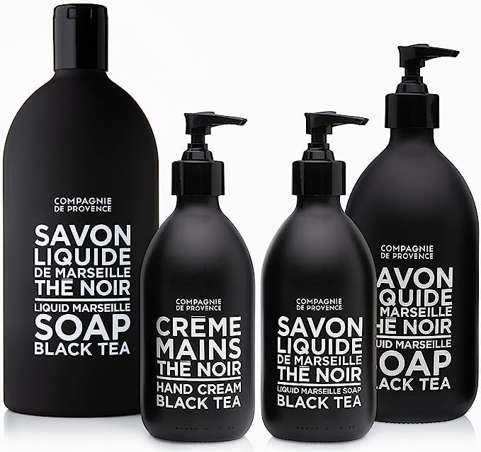 Versement du savon noir thé, mousse généreuse pour mains propres et douces.