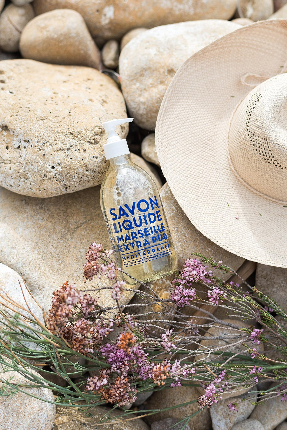 Huile d'olive et huile de raisin apportant douceur et hydratation naturelle.