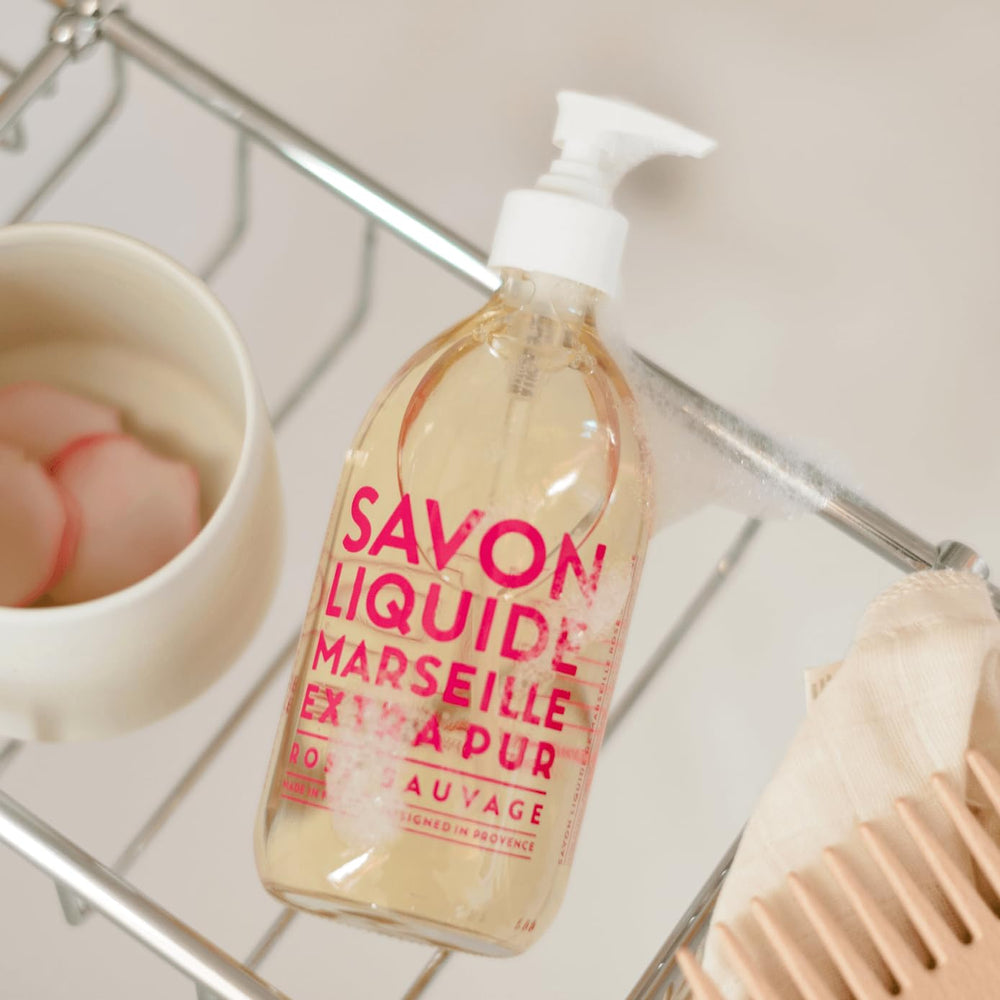 Utilisation du savon dans la cuisine et salle de bains pour mains propres