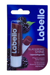 Labello Blackberry Shine révèle une texture soyeuse pour lèvres nourries.