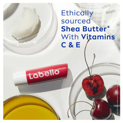 Teinte cerise du Labello Cherry Balm pour un look naturel