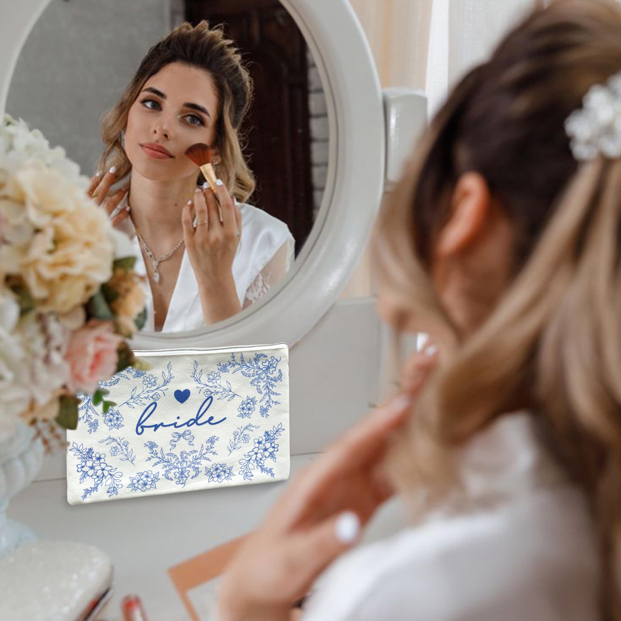 Ouverture zippée métallique pour un accès rapide au maquillage.