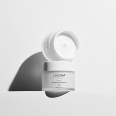 Application faciale avec LAGOM Cellus, soin nourrissant et léger.