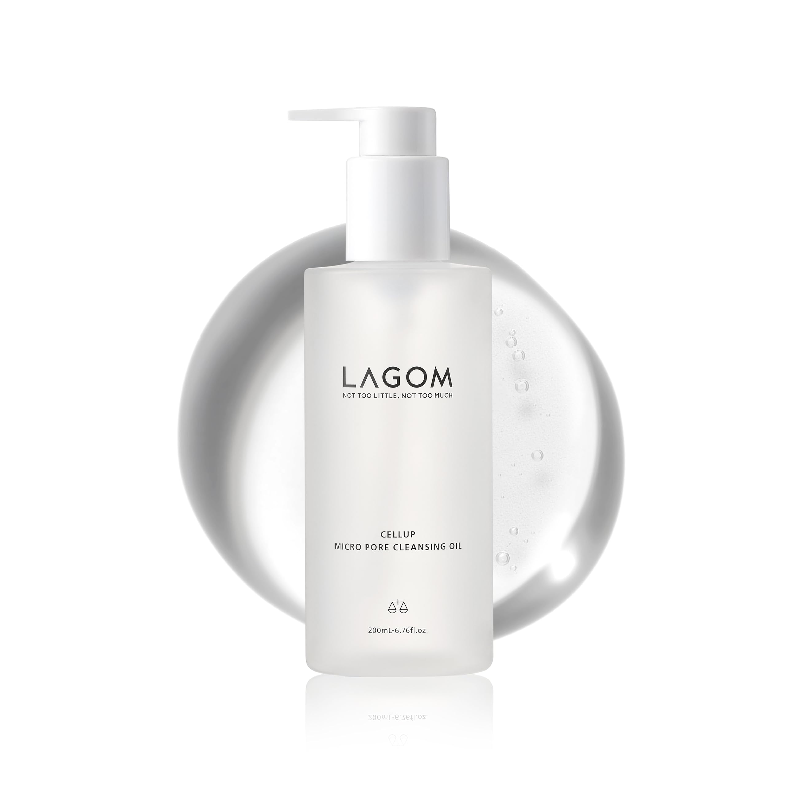LAGOM huile nettoyante micro-pore avec sa bouteille prête à l'emploi pour le nettoyage des pores.