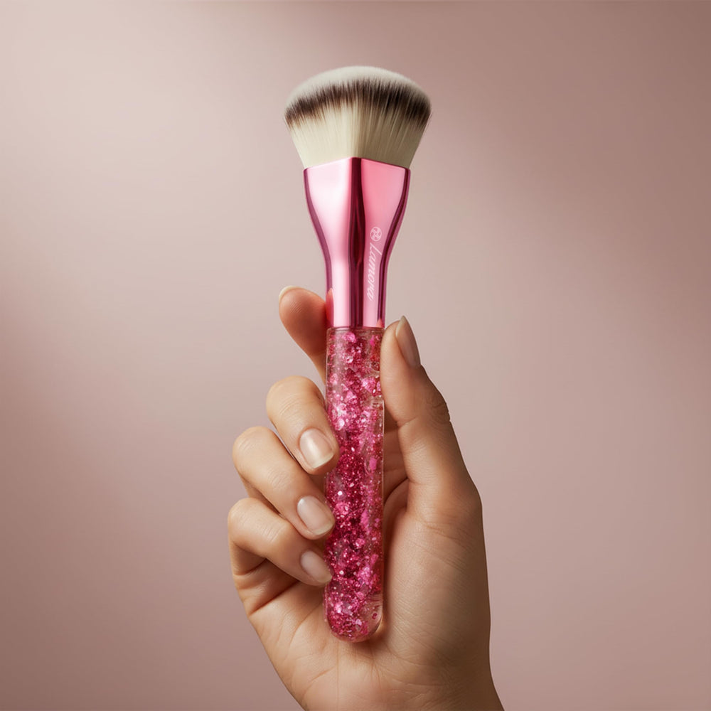 Lamora brosse kabuki contour visage pour définir les traits avec précision.
