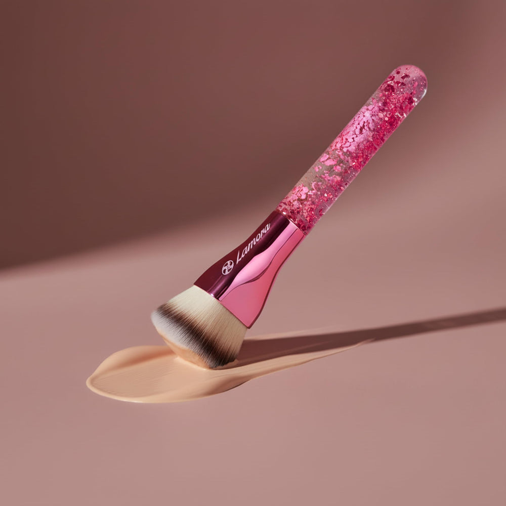 Lamora brosse kabuki design ergonomique, prise en main confortable.