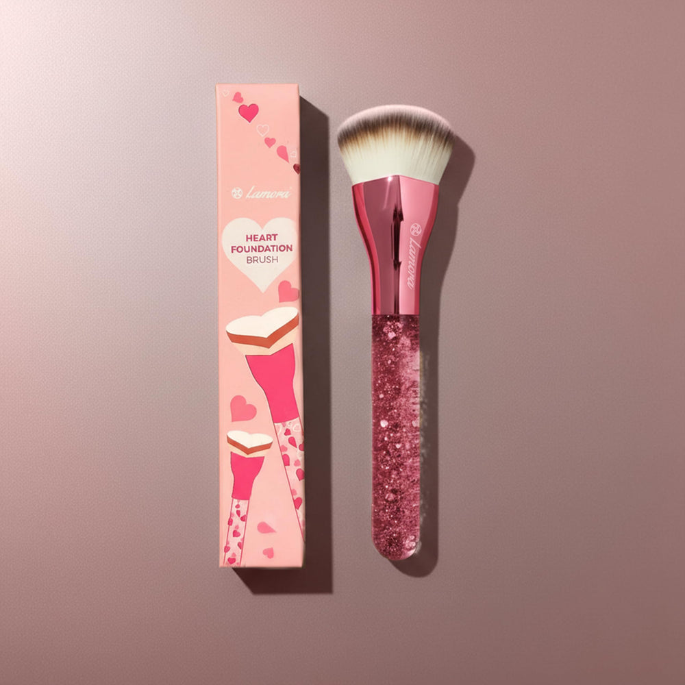 Lamora brosse kabuki poignée glitter cœur, design élégant et ergonomique.