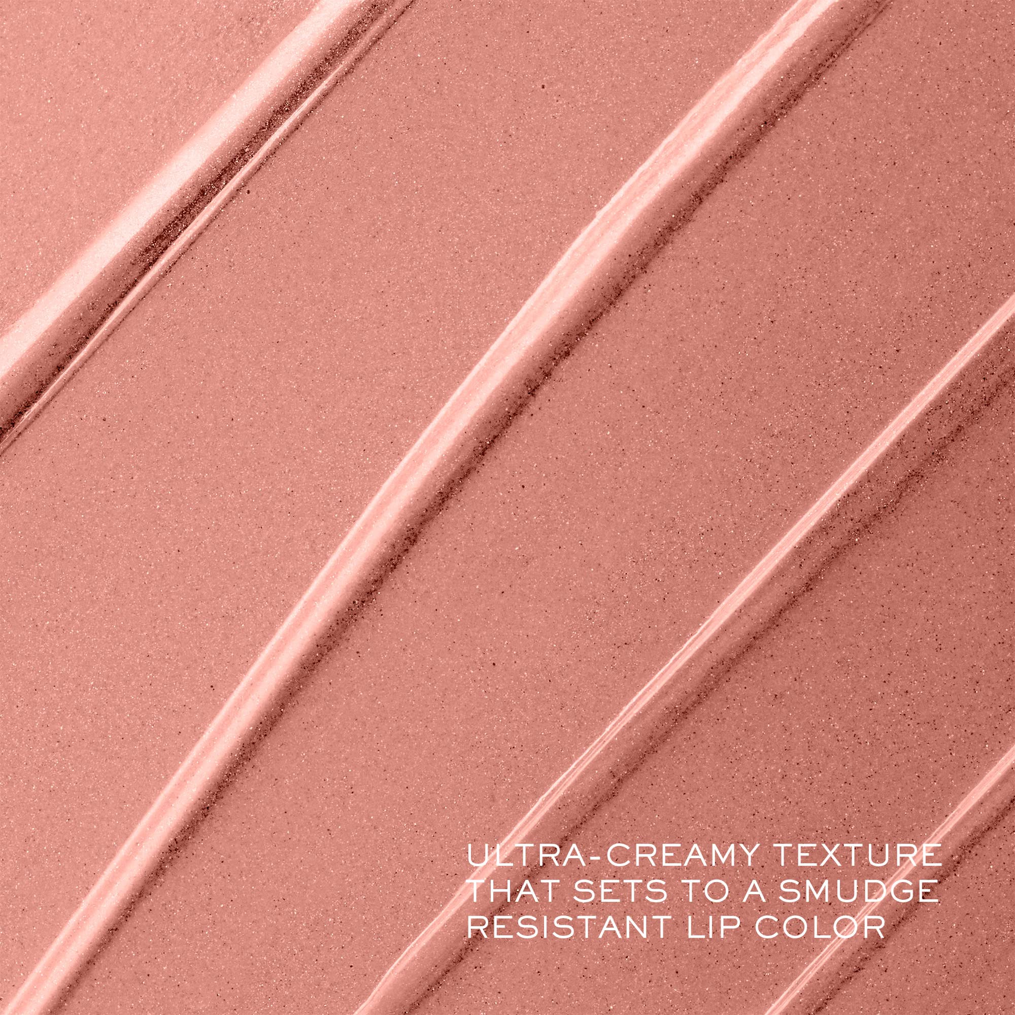 Hydratation longue durée grâce à l’acide hyaluronique et au rose-balm dans L'Absolu Rouge.