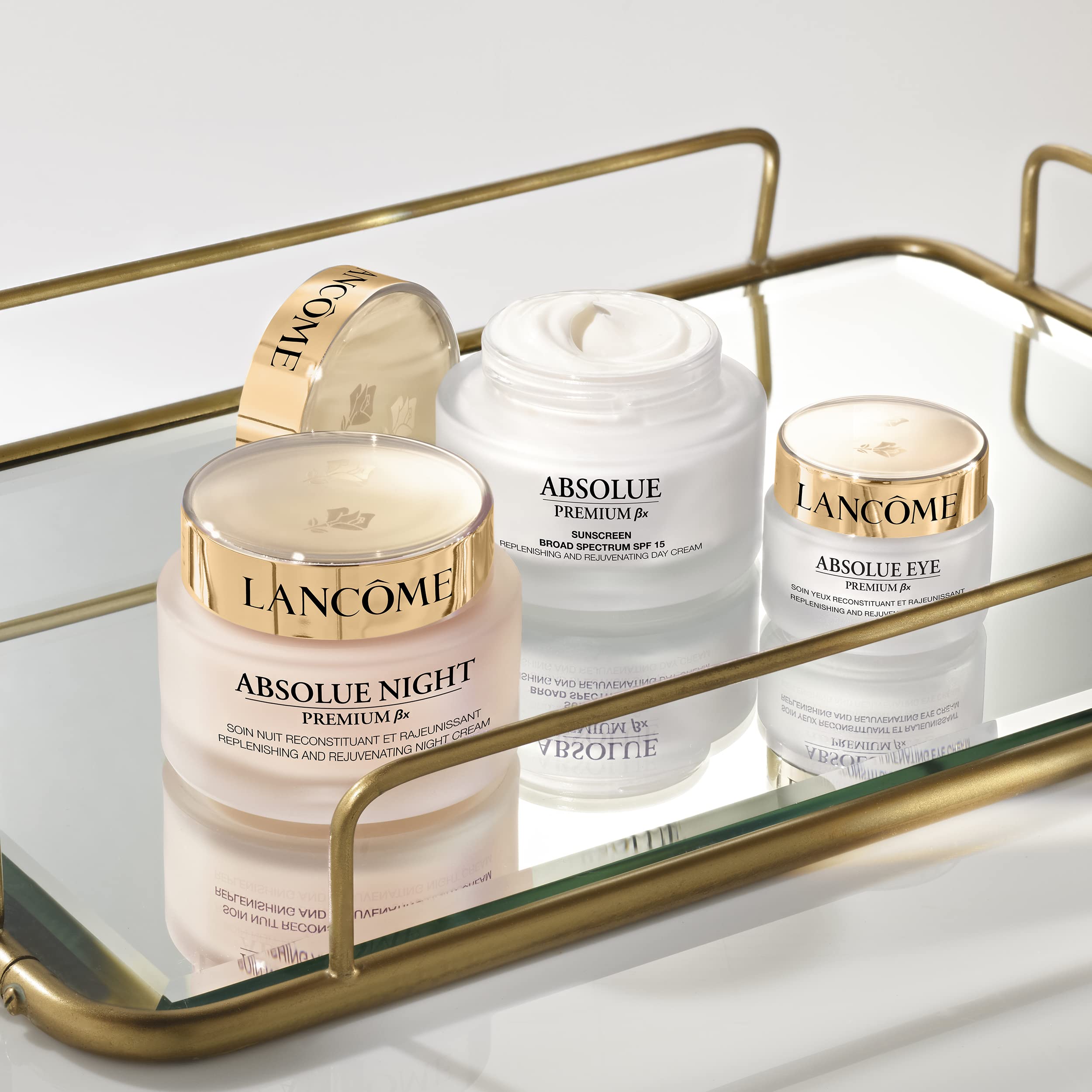 Lancôme Absolue Premium BX Day Cream SPF15 – flacon élégant dans une salle de bain lumineuse.