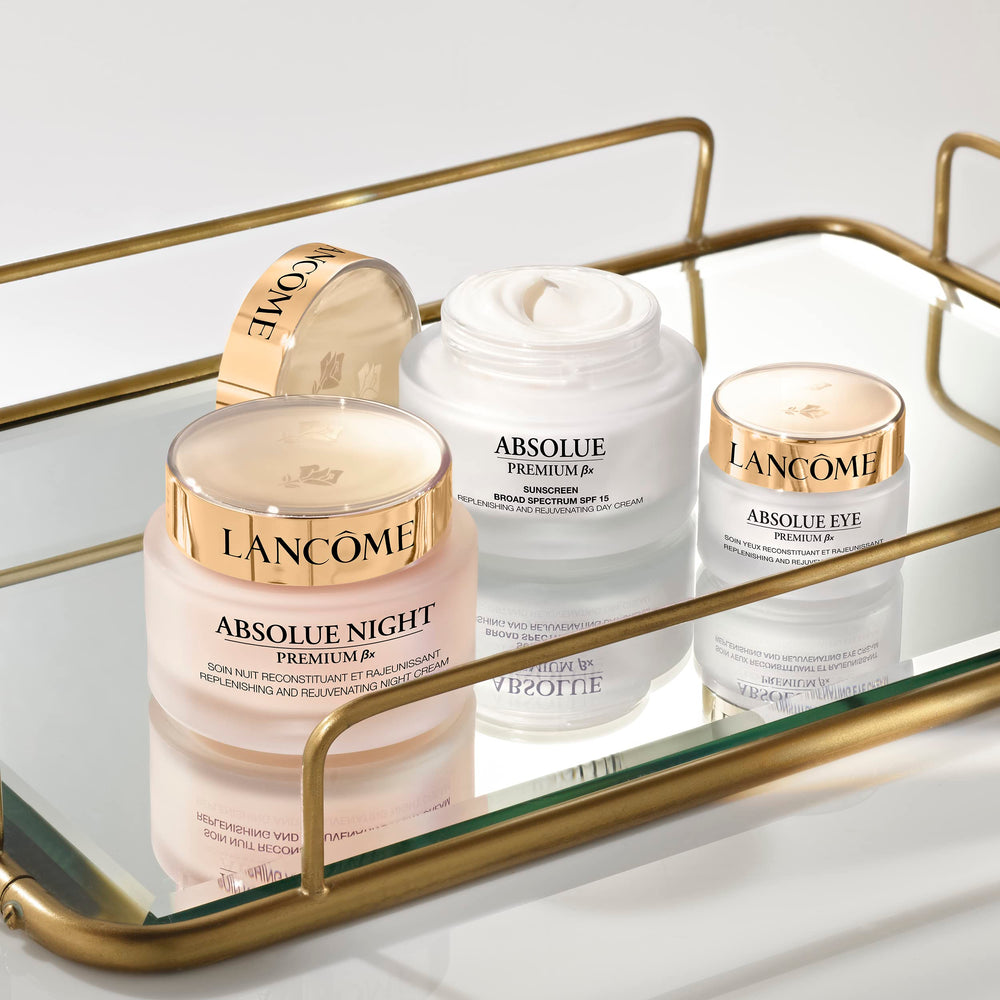 Lancôme Absolue Premium BX Day Cream SPF15 – flacon élégant dans une salle de bain lumineuse.