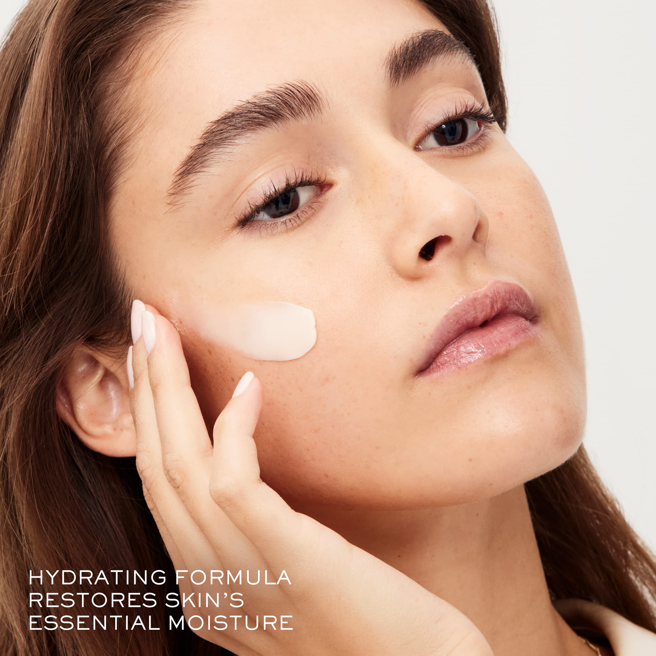 Texture riche de la Crème Nuit Absolue Premium Bx pour nourrir et lisser la peau.