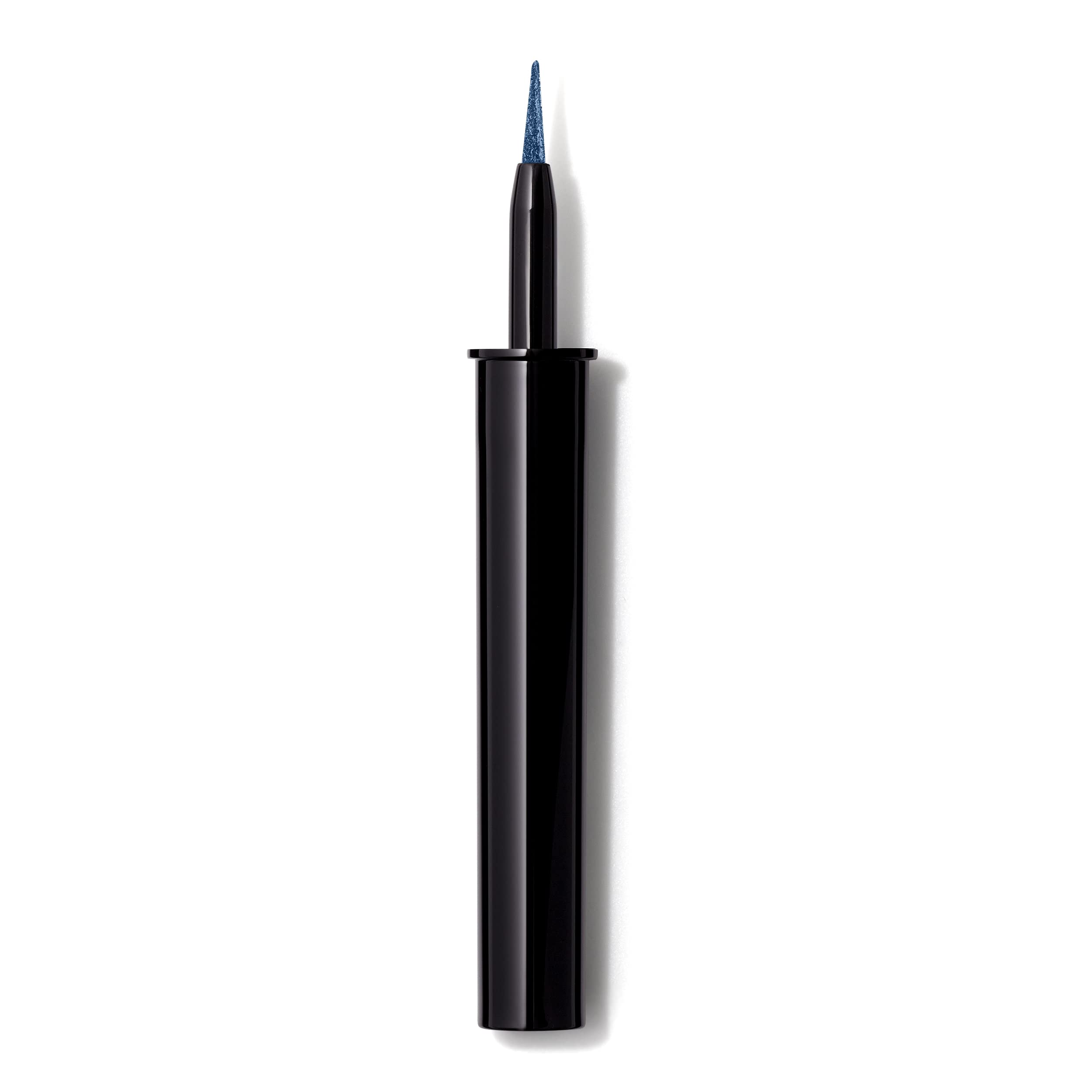 Lancôme Artliner bleu métallique, trait net et précis pour un regard défini.