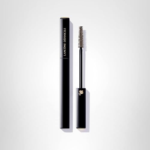 Lancôme Définicils teinte brun profond pour intensifier le regard.