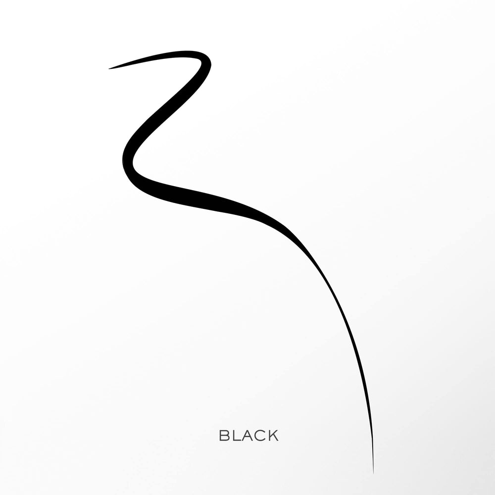 Lancôme Idôle Liner appliqué sur la ligne des cils pour un regard net.