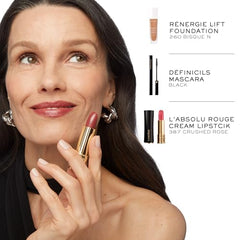 Lancôme L'Absolu Rouge Crème — teinte 366 Paris S'Éveille sur les lèvres pour un effet lumineux.
