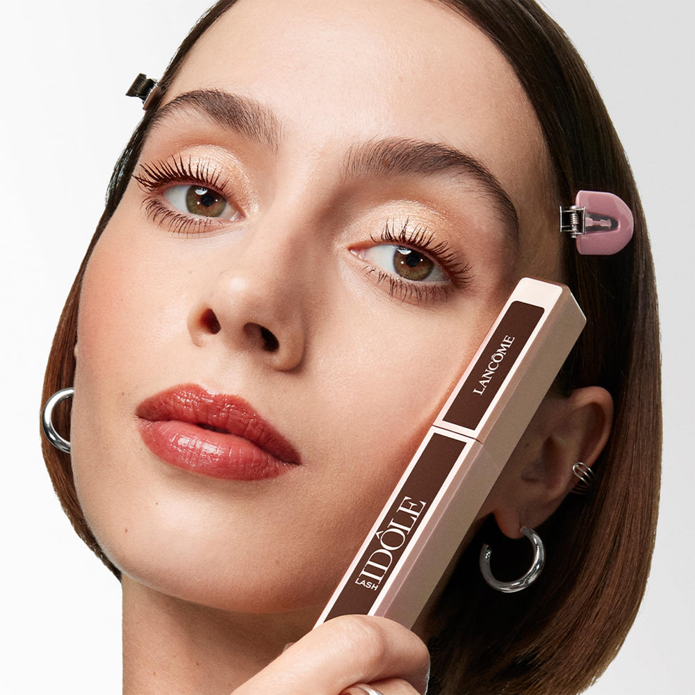 Lancôme Idôle Mascara brun, teinte naturelle pour un regard subtil et élégant.