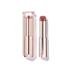 Lancôme Lip Idôle Squalane-12 Butterglow s'applique en douceur sur les lèvres.