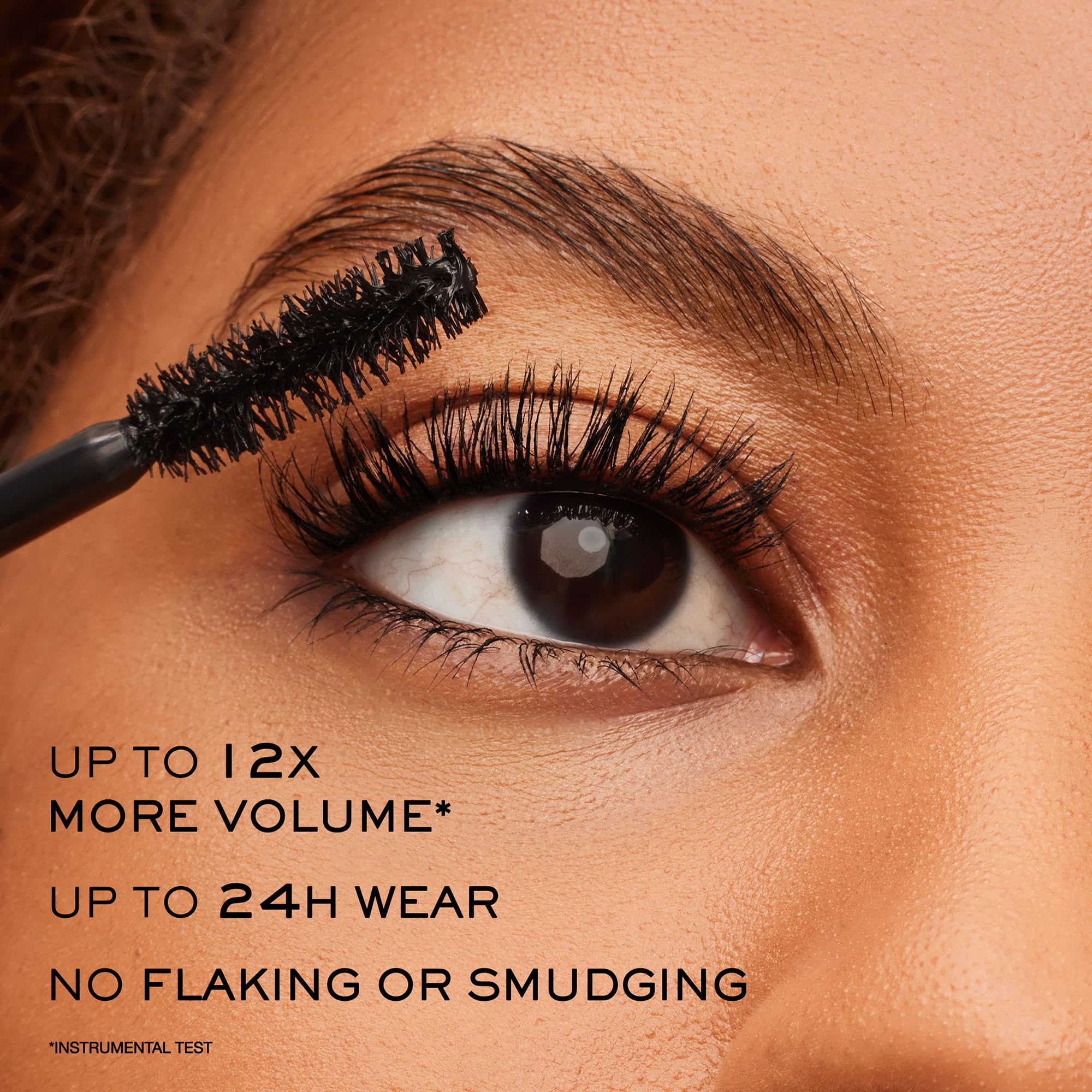 Lancôme Monsieur Big – formule crème assure une application homogène et sans paquets.