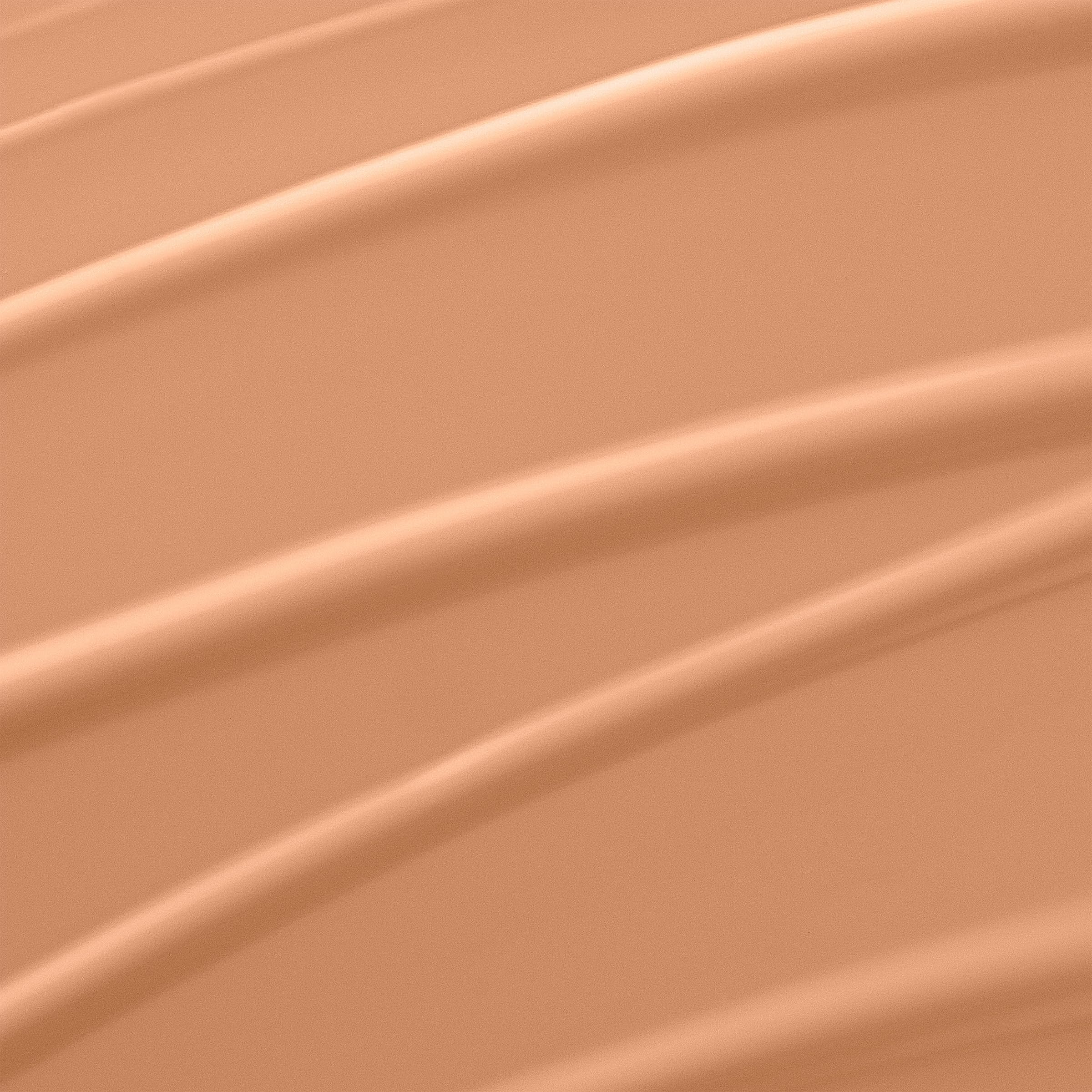 Lancer la texture crème lumineuse du Lancôme Renergie Lift Fond pour lisser le teint.