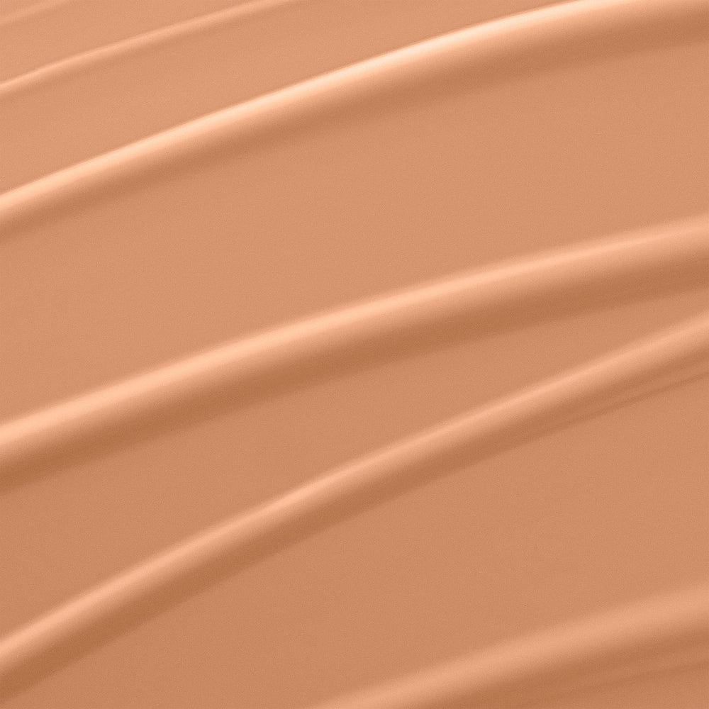 Lancer la texture crème lumineuse du Lancôme Renergie Lift Fond pour lisser le teint.