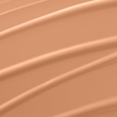 Lancer la texture crème lumineuse du Lancôme Renergie Lift Fond pour lisser le teint.