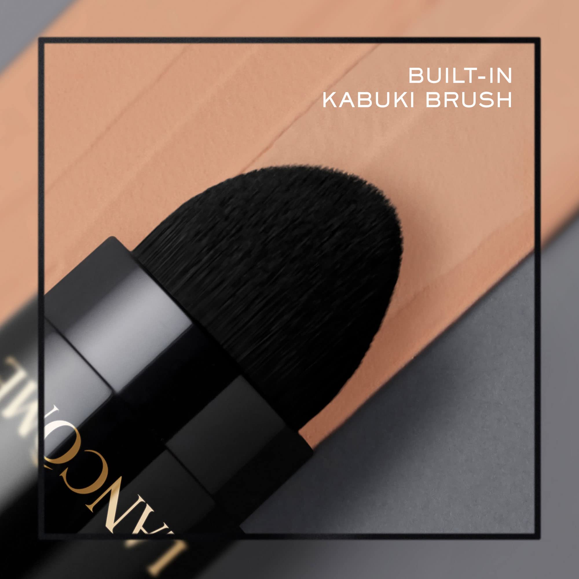 Application en douceur avec le Teint Idôle Stick pour un fini naturel sans effort.