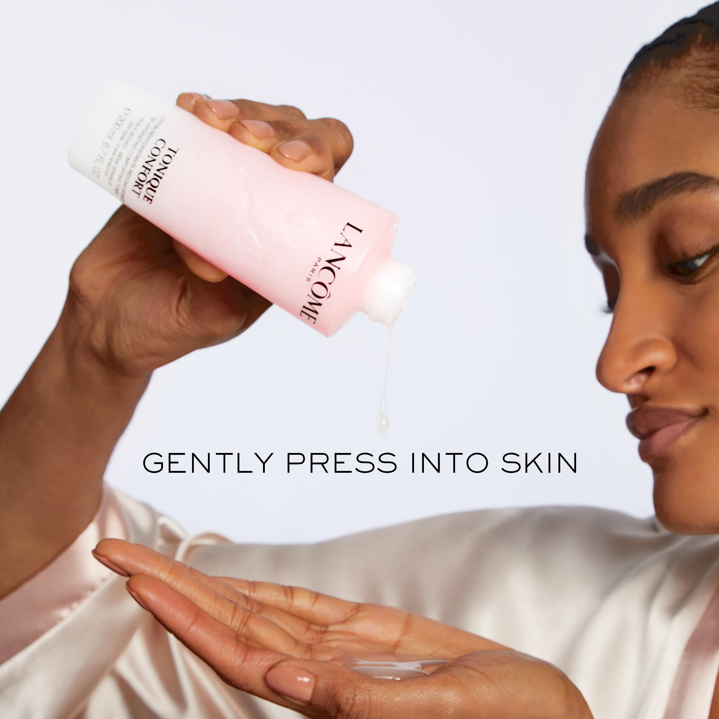 Absorption améliorée des soins grâce à la texture légère du Tonique Confort.