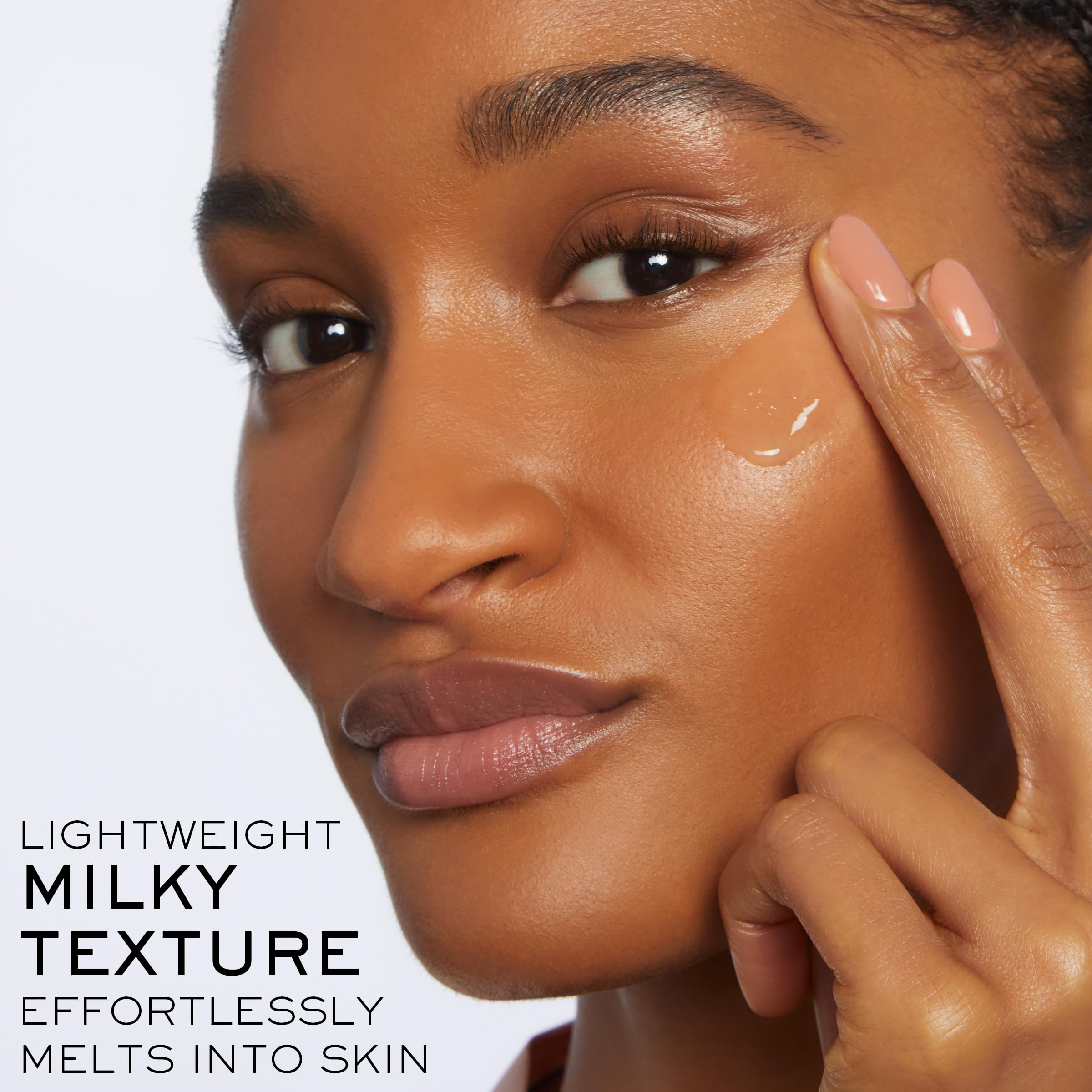 Tonique Confort prépare et hydrate la peau tout en éliminant les impuretés.