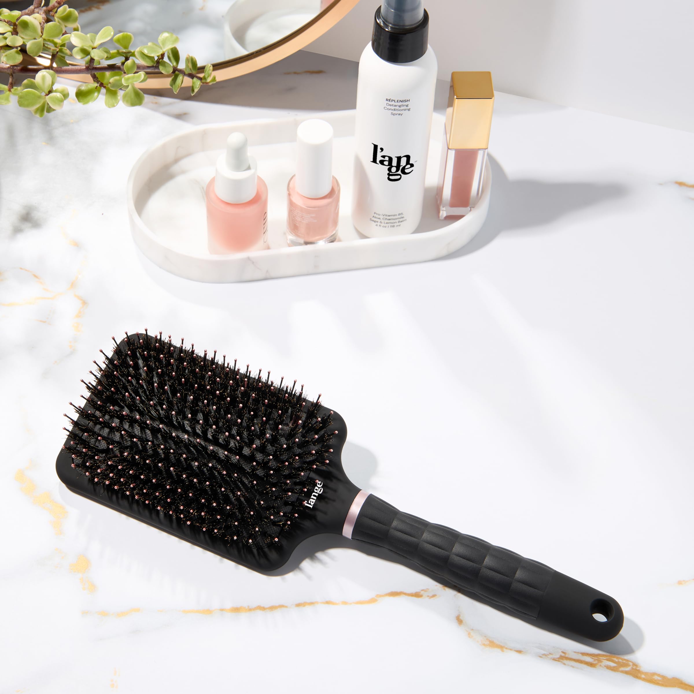 L'ANGE HAIR brosse démêlante plate prise en main confortable et antiderapante.