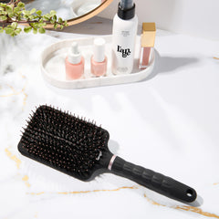 L'ANGE HAIR brosse démêlante plate prise en main confortable et antiderapante.