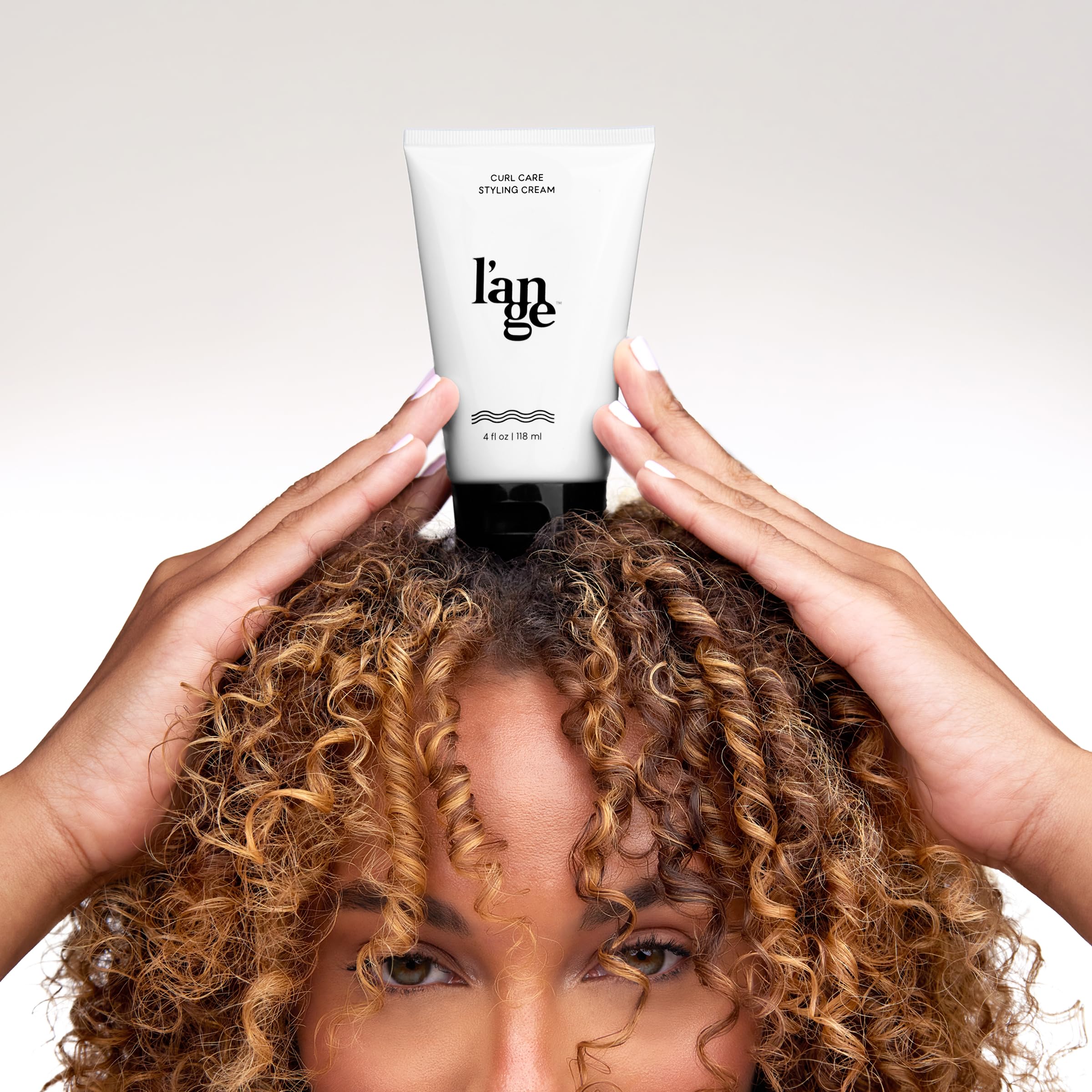 Texture riche et crémeuse pour lisser les frisottis sans alourdir les boucles.