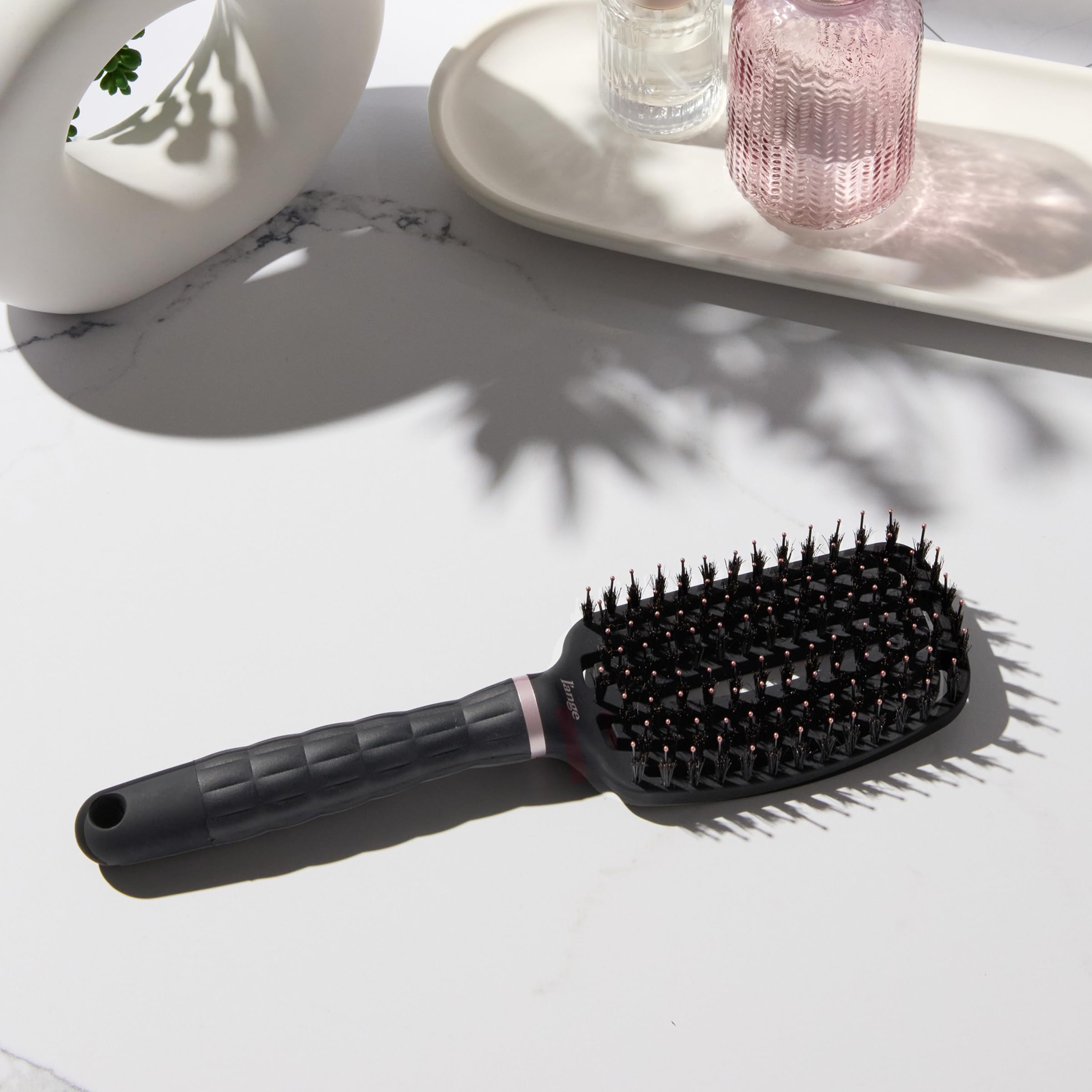 La brosse L'ANGE HAIR offre une prise en main confortable grâce à sa poignée.