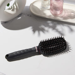 La brosse L'ANGE HAIR offre une prise en main confortable grâce à sa poignée.