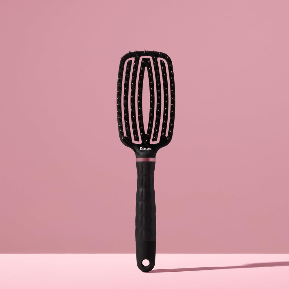 Brosse détangleante ventilée L'ANGE HAIR adaptée à tous types de cheveux pour un fini lisse.