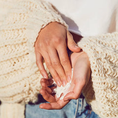 Application ciblée sur cuticules et ongles pour nourrir.