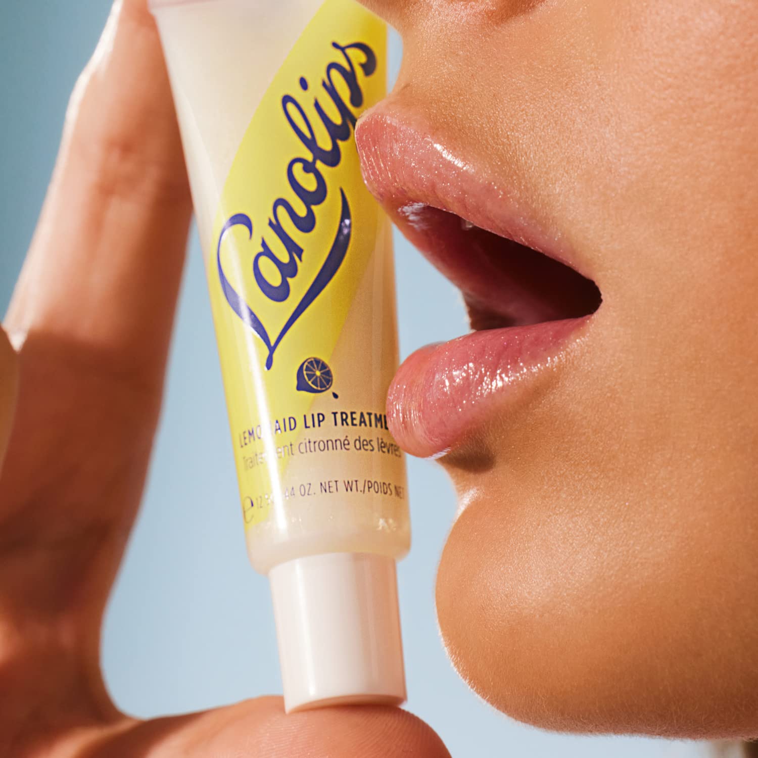 Lanolips Lemonaid – swatch sur les lèvres montrant l’éclat subtil.