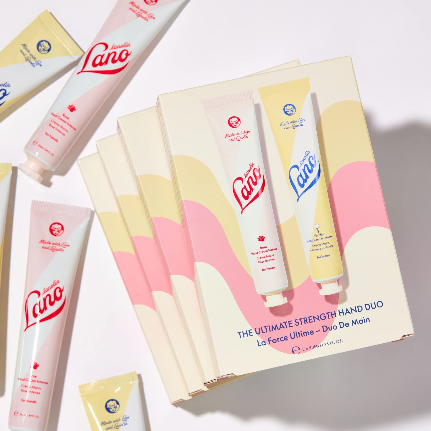 Texture triple lanoline démontrée pour une hydratation durable des mains.
