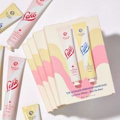 Texture triple lanoline démontrée pour une hydratation durable des mains.