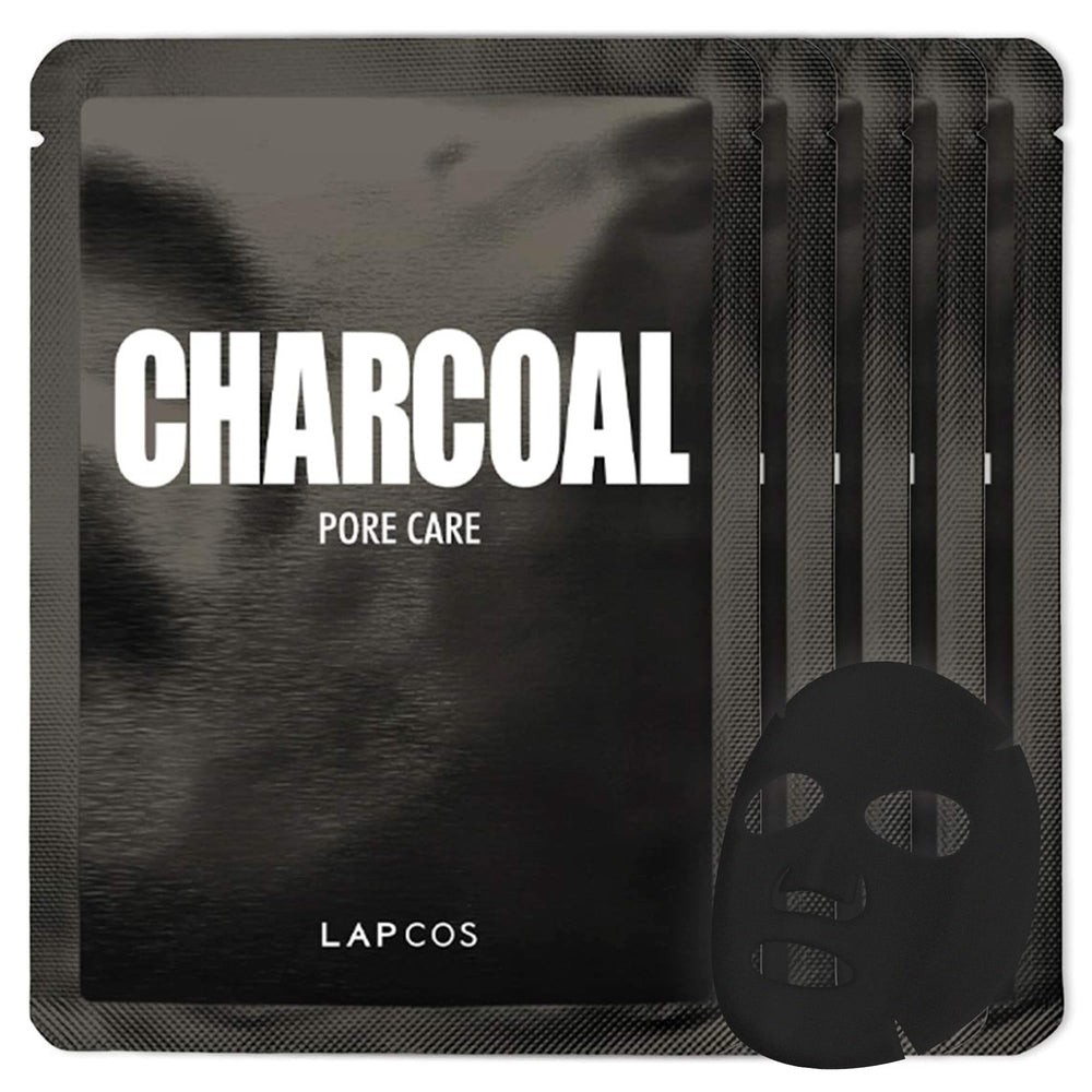 Masque LAPCOS Charbon en feuille sur le visage, purification ciblée.