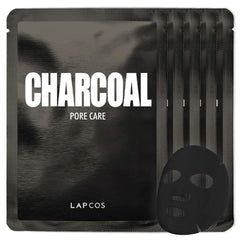 Masque LAPCOS Charbon en feuille sur le visage, purification ciblée.