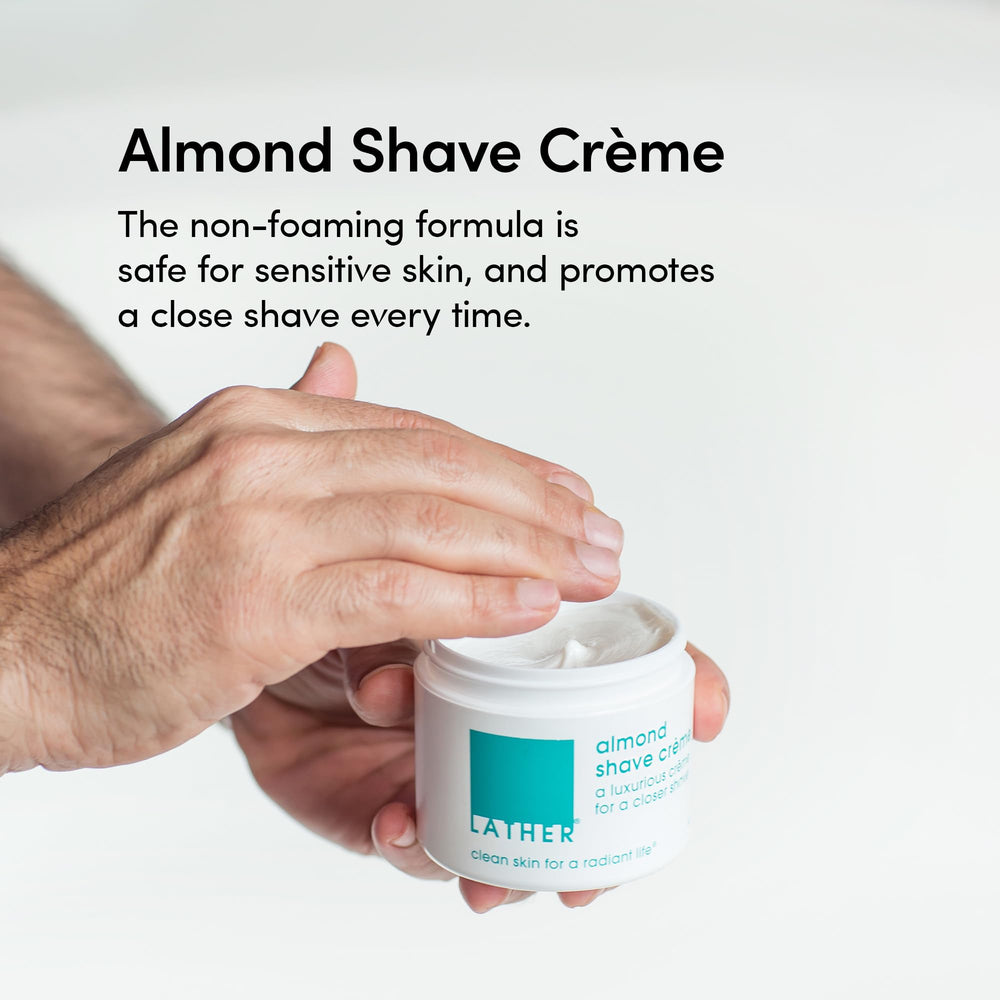 Texture crémeuse de LATHER Almond Shave Crème prête à l'emploi
