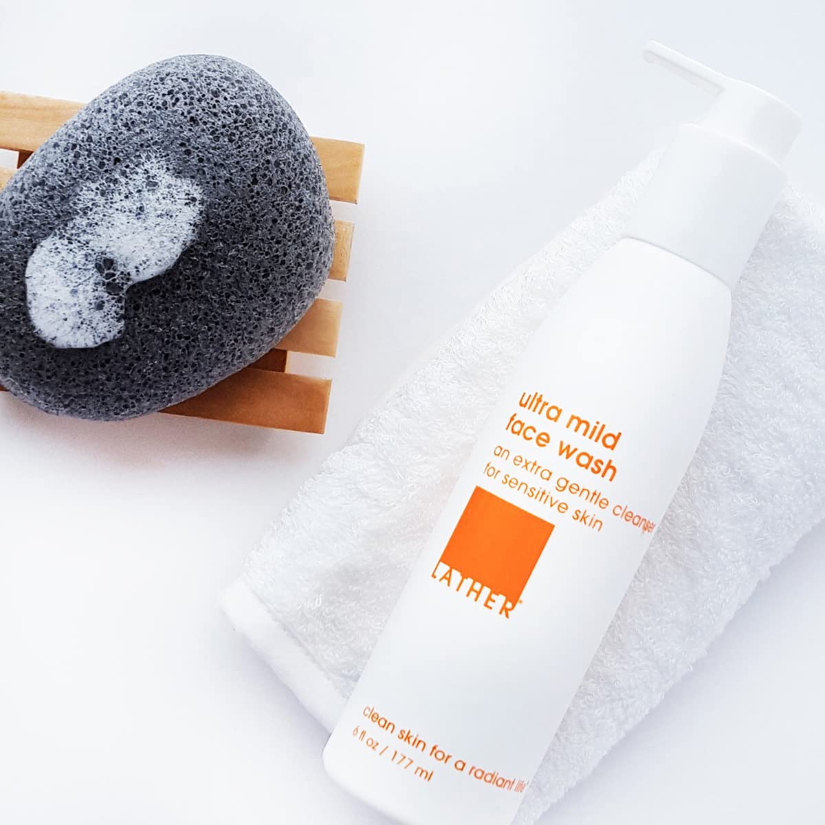 LATHER Ultra Mild Face Wash : mousse douce adaptée à une routine quotidienne.