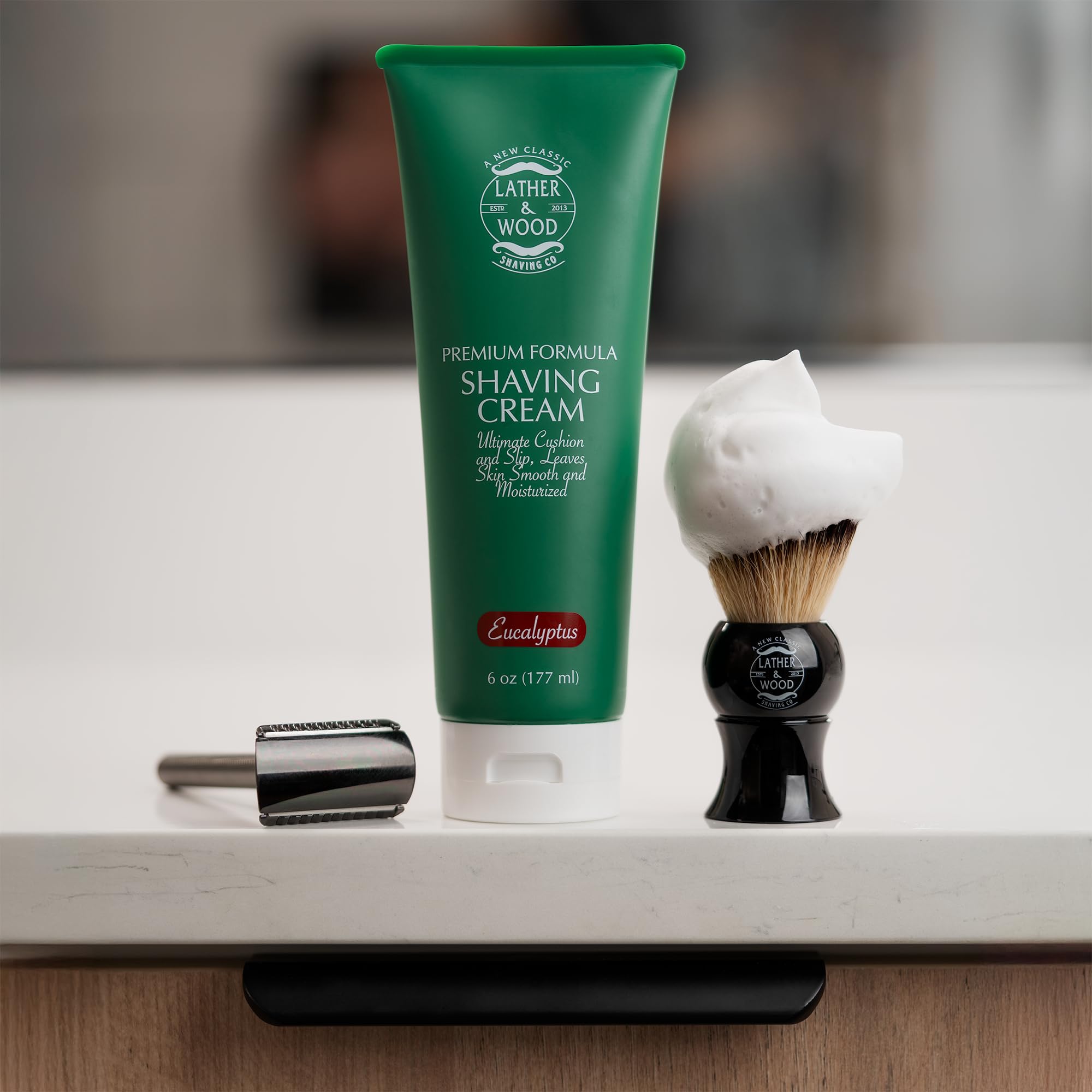 Lather & Wood Crème de rasage eucalyptus : mousse dense pour un rasage fluide et sans tiraillements.