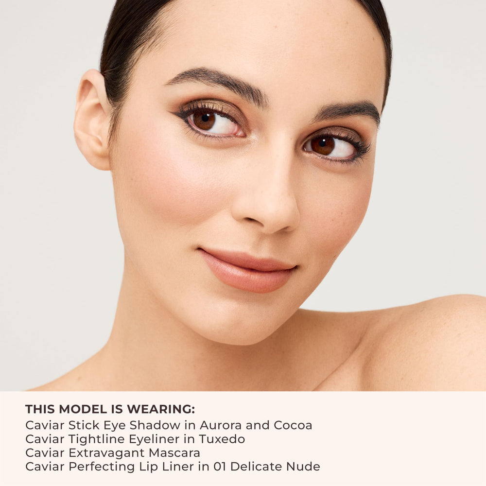 Laura Mercier Caviar Extravagant Mascara utilise une brosse précise pour un contrôle lors de l’application.