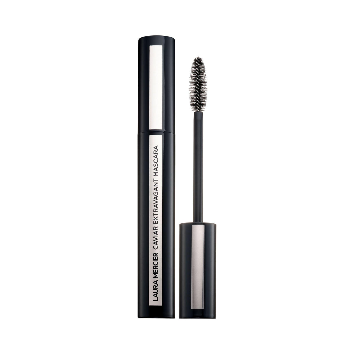 Laura Mercier Caviar Extravagant Mascara montre le volume et la longueur accrus des cils pour un regard ouvert.