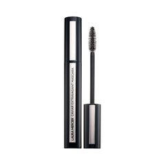 Laura Mercier Caviar Extravagant Mascara montre le volume et la longueur accrus des cils pour un regard ouvert.