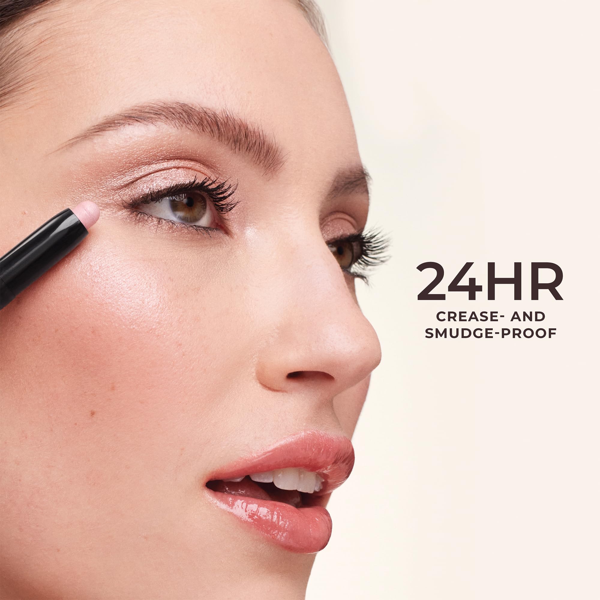 Caviar Stick avec acide hyaluronique pour hydratation légère et confort.