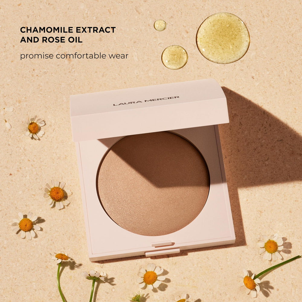 Brillance subtile maîtrisée par Laura Mercier Poudre Finissante pour un look frais