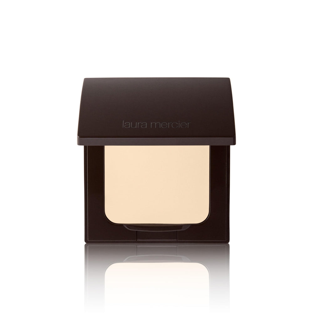 Laura Mercier poudre pressée translucide sur compact avec applicateur inclus, retouches faciles tout au long de la journée.
