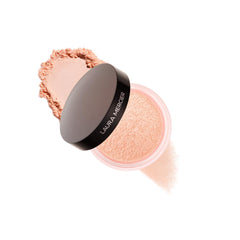 Laura Mercier poudre sous-œil éclaircissante pêche et rose illumine le regard.